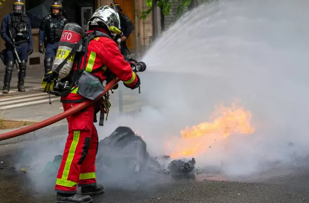 Fire hydrant location information accessible via emergency response platform